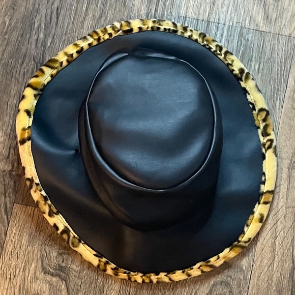 Vintage vegan black leather faux cheetah fur lined 60’s super mod dramatic hat! - Picture 7 of 9